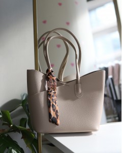 Krem Leopar Fular Detaylı Büyük Boy Omuz Çantası