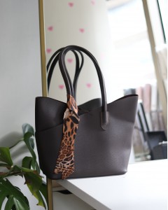 Acı Kahve Leopar Fular Detaylı Büyük Boy Omuz Çantası