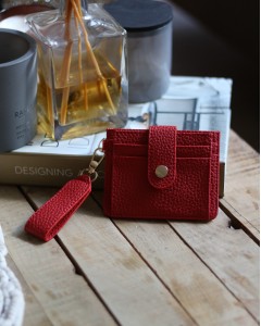 Kadın Kırmızı Mini Maskot Kartlık Kadın Kırmızı Mini Maskot Kartlık