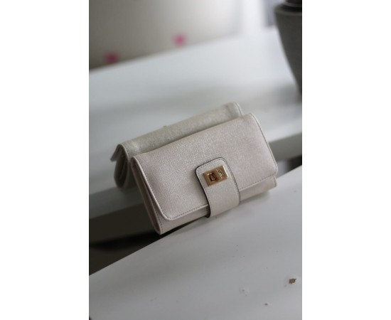 Kadın Krem Gold Aksesuar Detaylı Cüzdan