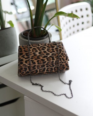 Kadın Leopar Mat Deri Metal Sap Detaylı El & Omuz Çantası Kadın Leopar Mat Deri Metal Sap Detaylı El & Omuz Çantası