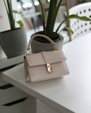 Kadın Krem Toka Detaylı Zincirli El Omuz Çantası Kadın Krem Toka Detaylı Zincirli El Omuz Çantası