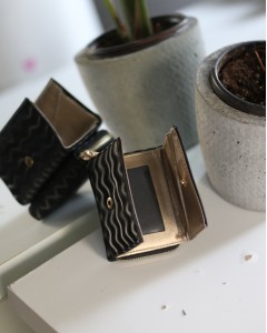 Siyah Dalga Desenli Fermuar Ve Kartlık Detaylı Mini Cüzdan