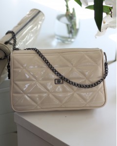 Kadın Krem Rugan Üçgen ,Desen Zincir Detaylı Omuz Çantası