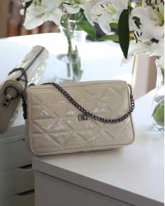 Kadın Krem Rugan Üçgen ,Desen Zincir Detaylı Omuz Çantası