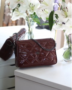 Kadın Bordo Rugan Üçgen Desen Zincir Detaylı Omuz Çantası