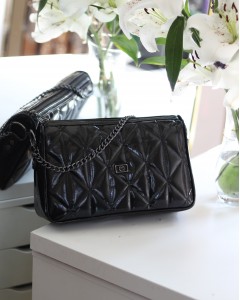 Kadın Siyah Rugan Üçgen ,Desen Zincir Detaylı Omuz Çantası