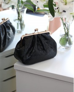  Kadın Siyah Kare Desenli Burslu Askılı Omuz Çantası