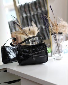  Kadın Siyah Rugan Çapraz Fermuarlı Omuz Çantası