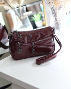 Kadın Bordo Rugan Çapraz Fermuarlı Omuz Çantası