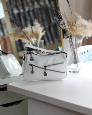 Kadın Beyaz Rugan Çapraz Fermuarlı Omuz Çantası