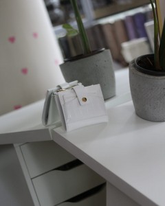 Kadın Beyaz Kroko Desenli Kartlık Detaylı Kare Cüzdan