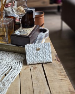 Beyaz Dokuma Desen Kare Kartlık Detaylı Cüzdan
