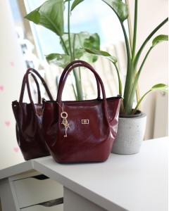 Bordo Parlak Deri Gold Aksesuar Maskotlu Omuz Çantası 