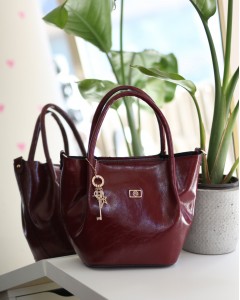 Bordo Parlak Deri Gold Aksesuar Maskotlu Omuz Çantası 