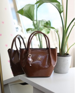 Taba Parlak Deri Gold Aksesuar Maskotlu Omuz Çantası 