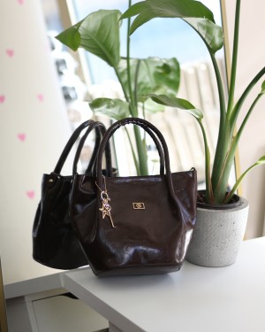 Acı Kahve Parlak Deri Gold Aksesuar Maskotlu Omuz Çantası