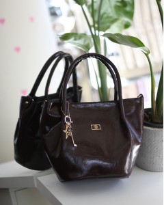 Acı Kahve Parlak Deri Gold Aksesuar Maskotlu Omuz Çantası