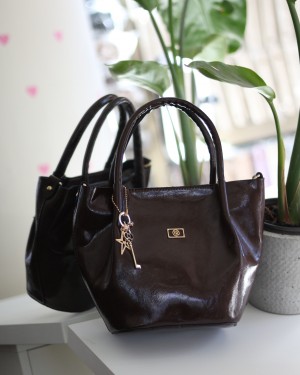 Acı Kahve Parlak Deri Gold Aksesuar Maskotlu Omuz Çantası