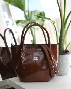 Taba Parlak Deri Gold Aksesuar Maskotlu Omuz Çantası 