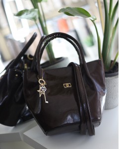 Siyah Parlak Deri Gold Aksesuar Maskotlu Omuz Çantası