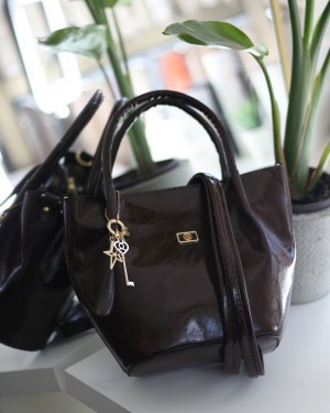 Siyah Parlak Deri Gold Aksesuar Maskotlu Omuz Çantası