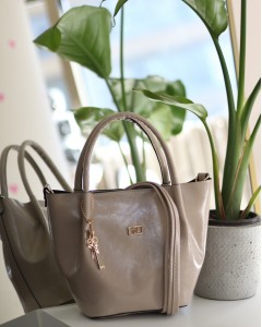 Vizon Parlak Deri Gold Aksesuar Maskotlu Omuz Çantası