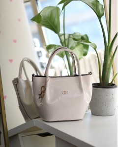 Krem Parlak Deri Gold Aksesuar Maskotlu Omuz Çantası