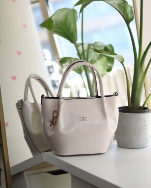 Krem Parlak Deri Gold Aksesuar Maskotlu Omuz Çantası