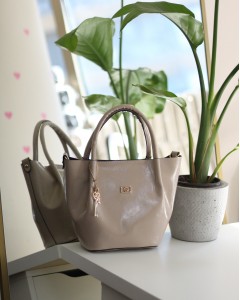 Vizon Parlak Deri Gold Aksesuar Maskotlu Omuz Çantası