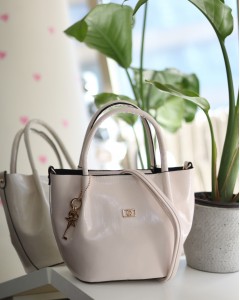 Krem Parlak Deri Gold Aksesuar Maskotlu Omuz Çantası