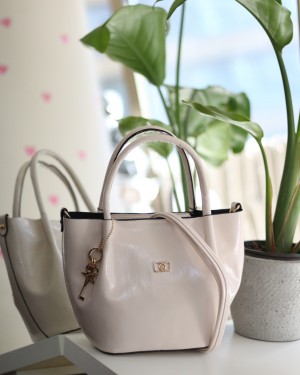 Krem Parlak Deri Gold Aksesuar Maskotlu Omuz Çantası