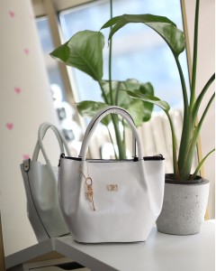 Beyaz Parlak Deri Gold Aksesuar Maskotlu Omuz Çantası