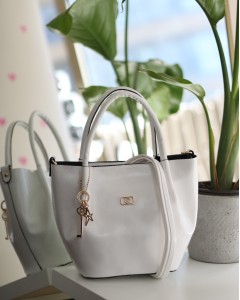 Beyaz Parlak Deri Gold Aksesuar Maskotlu Omuz Çantası