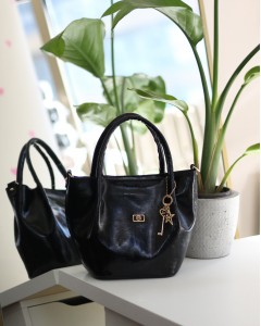 Siyah Parlak Deri Gold Aksesuar Maskotlu Omuz Çantası