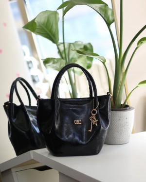 Siyah Parlak Deri Gold Aksesuar Maskotlu Omuz Çantası