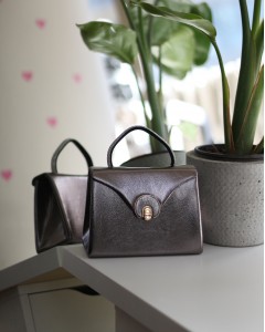 Platin Parlak Aksesuarlı Taşlı Tutma Kulplu Abiye El Çantası 