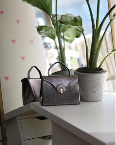 Platin Parlak Aksesuarlı Taşlı Tutma Kulplu Abiye El Çantası 