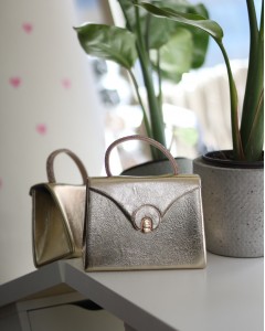 Gold Parlak Aksesuarlı Taşlı Tutma Kulplu Abiye El Çantası