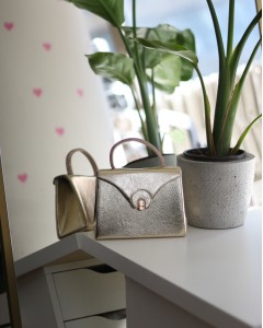 Gold Parlak Aksesuarlı Taşlı Tutma Kulplu Abiye El Çantası