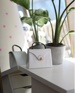 Beyaz Mat Oval Gold Aksesuarlı Taşlı Tutma Kulplu Abiye El Çantası 