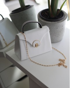 Beyaz Mat Oval Gold Aksesuarlı Taşlı Tutma Kulplu Abiye El Çantası 