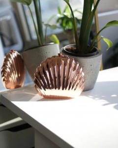 Kadın Bakır Metal Istiridye Formlu Zincir Detayl Abiye Çanta