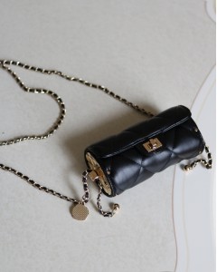 Siyah Kapitone Desenli Metal Paka Abiye Omuz Çantası 