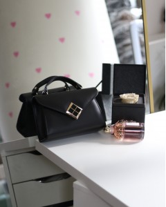 Siyah Mat Doku Kare Gold Aksesuar Detaylı El Çantası