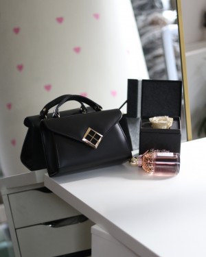 Siyah Mat Doku Kare Gold Aksesuar Detaylı El Çantası