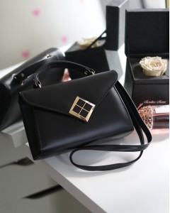 Siyah Mat Doku Kare Gold Aksesuar Detaylı El Çantası