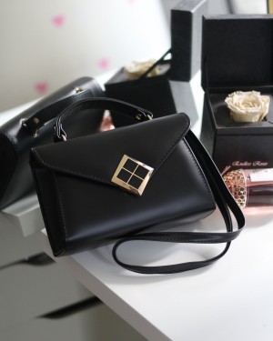 Siyah Mat Doku Kare Gold Aksesuar Detaylı El Çantası