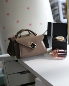 Vizon Mat Doku Kare Gold Aksesuar Detaylı El Çantası