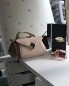 Bej Mat Doku Kare Gold Aksesuar Detaylı El Çantası